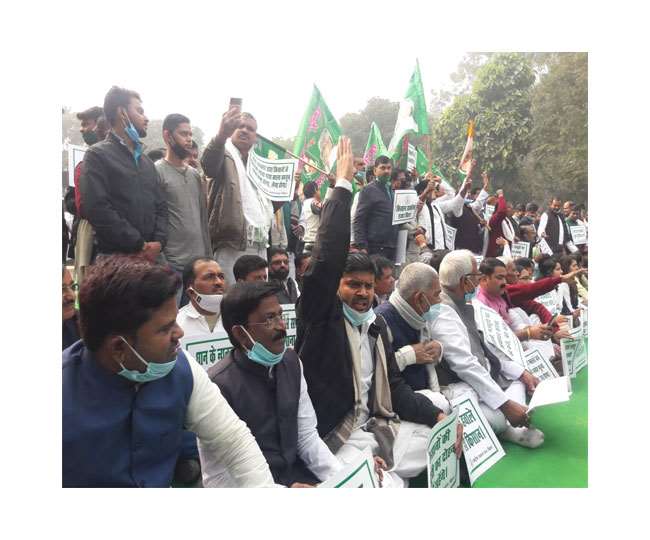 गांधी मैदान के गेट नंबर चार के बाहर नारेबाजी करते राजद नेता व कार्यकर्ता 