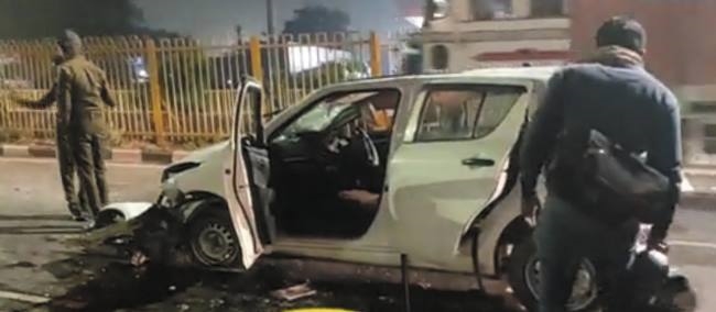 रफ्तार का कहर: डिवाइडर से टकराई कार, हादसे में युवक की जान गई