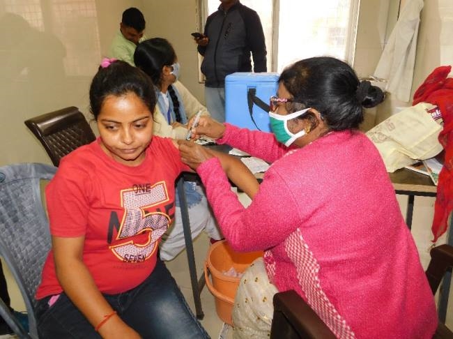 महराजगंज में केंद्रों पर उमड़े लोग, 16817 लोगों को लगा टीका