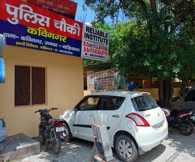 व्यक्ति लगातार पुलिसकर्मियों से गाली-गलौज करता रहा।