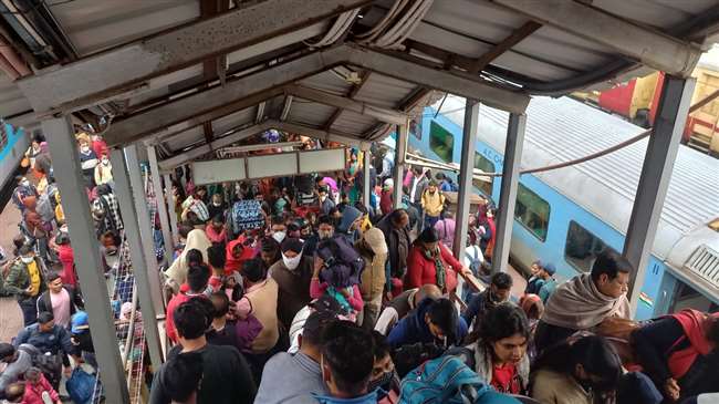 रांची रेलवे स्‍टेशन पर उमड़ी यात्र‍ियों की भीड़, कोरोना संक्रमण का बड़ा कारण बन सकता है। जागरण