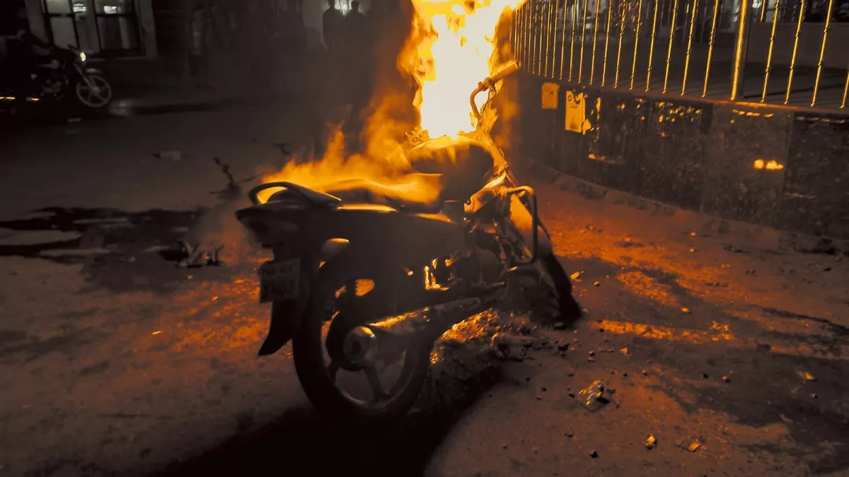 सड़क पर चलती बाइक में अचानक लगी आग