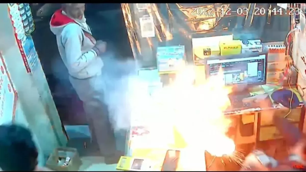 MP News:  रिपेयरिंग के लिए रखा था मोबाइल, बैटरी फटने के बाद अचानक लगी आग…देखें VIDEO