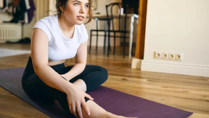 Leg Cramps Remedies: पैरों में ऐंठन के पीछे हो सकती हैं ये वजहें, जानें इससे बचाव