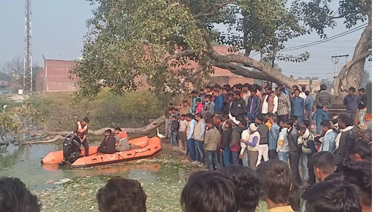 Mainpuri News: तालाब में युवक की तलाश के लिए गोताखोर जुटे हैं।