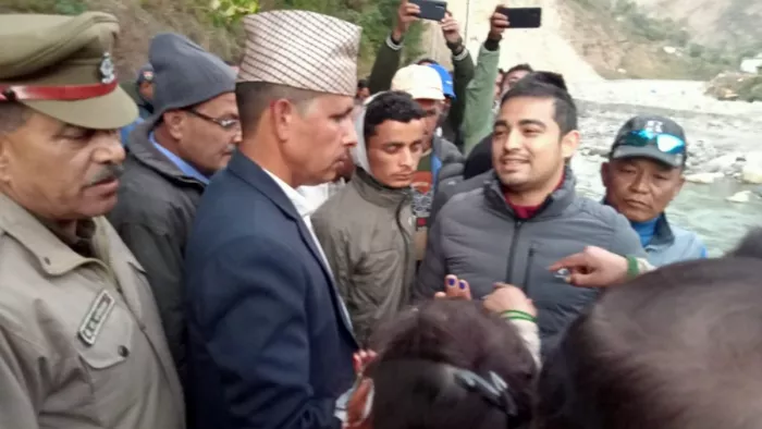 INDO-NEPAL BORDER: नेपाल की तरफ से भारतीय सीमा में पत्थरबाजी, एक जख्मी, काम छोड़कर भागे मजदूर