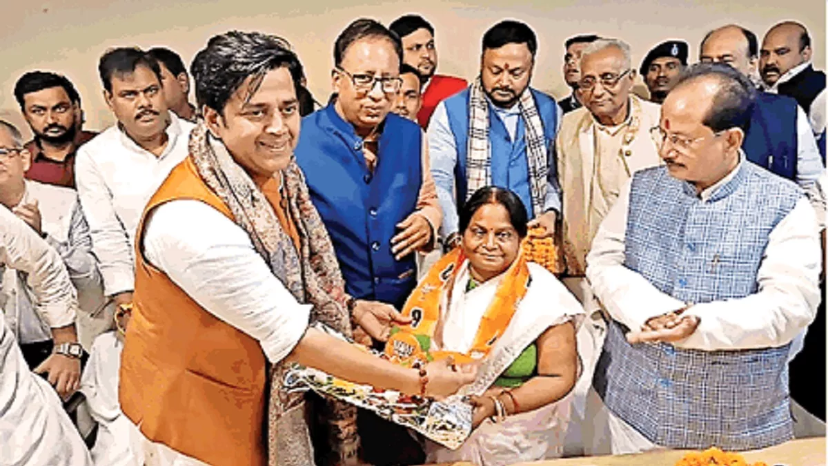 भाजपा में शामिल रमई राम की पुत्री गीता कुमारी को गोरखपुर सांसद रवि किशन ने पार्टी की सदस्यता दिलाई।