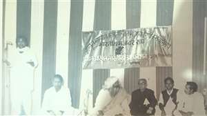 भारतीय मजदूर संघ के पहले अधिवेशन में सदस्‍यों को संबोधित करते समरेश सिंह।
