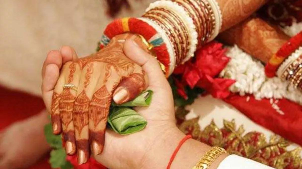 Haridwar: अपनी बेटी का ही दहेज लेकर प्रेमी के साथ फरार हो गई मां, 14 को आनी  है बारात - Uttarakhand Haridwar Mother eloped with her lover after taking  her daughters dowry