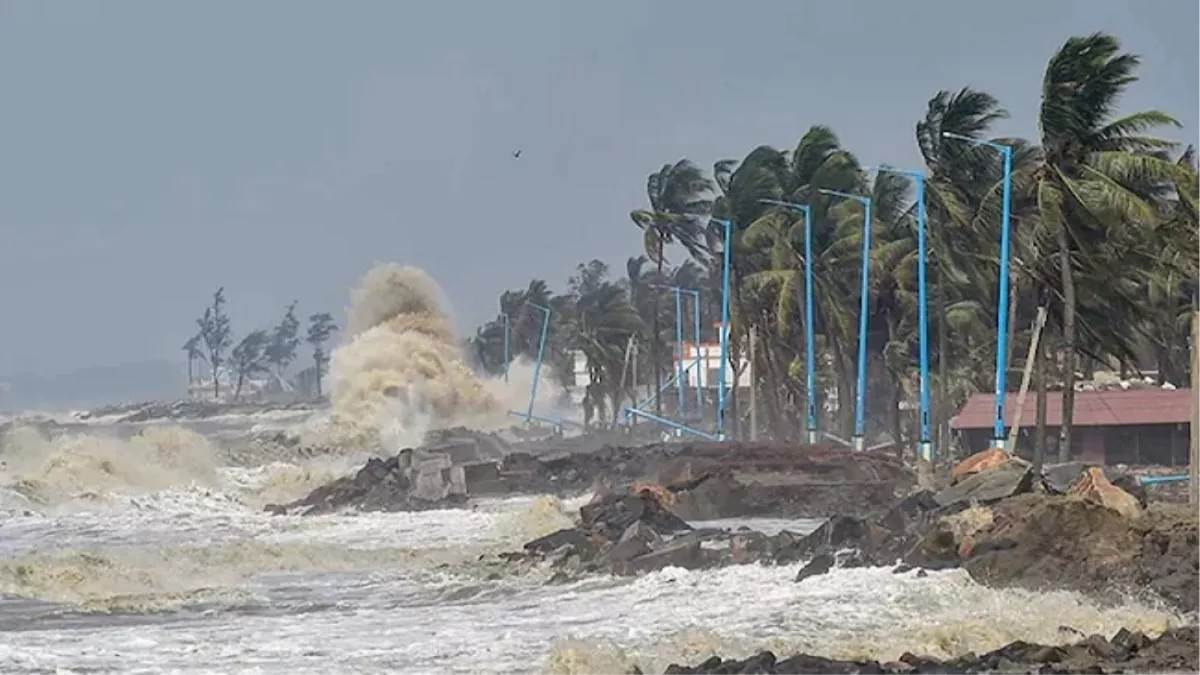 https://www.jagranimages.com/images/newimg/04122023/04_12_2023-20_10_2022-cyclone_sitarang_news_23153107_1429616_23596138.jpg