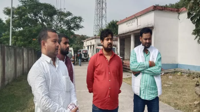 पोस्टमार्टम हाउस के बाहर खड़ा मृत अमन सिंह के परिजन।