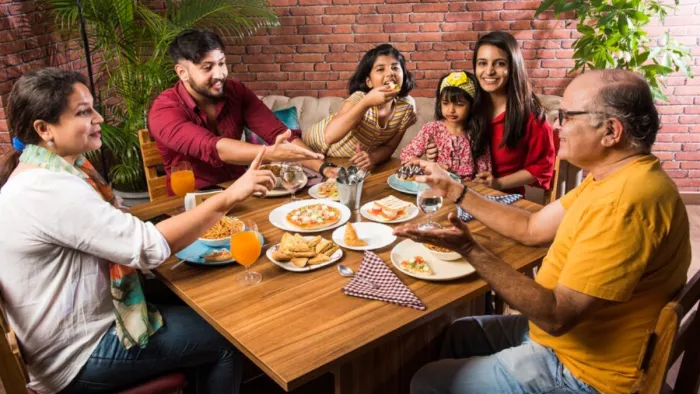 रिश्तेदारों के सामने न करें ये गलतियां