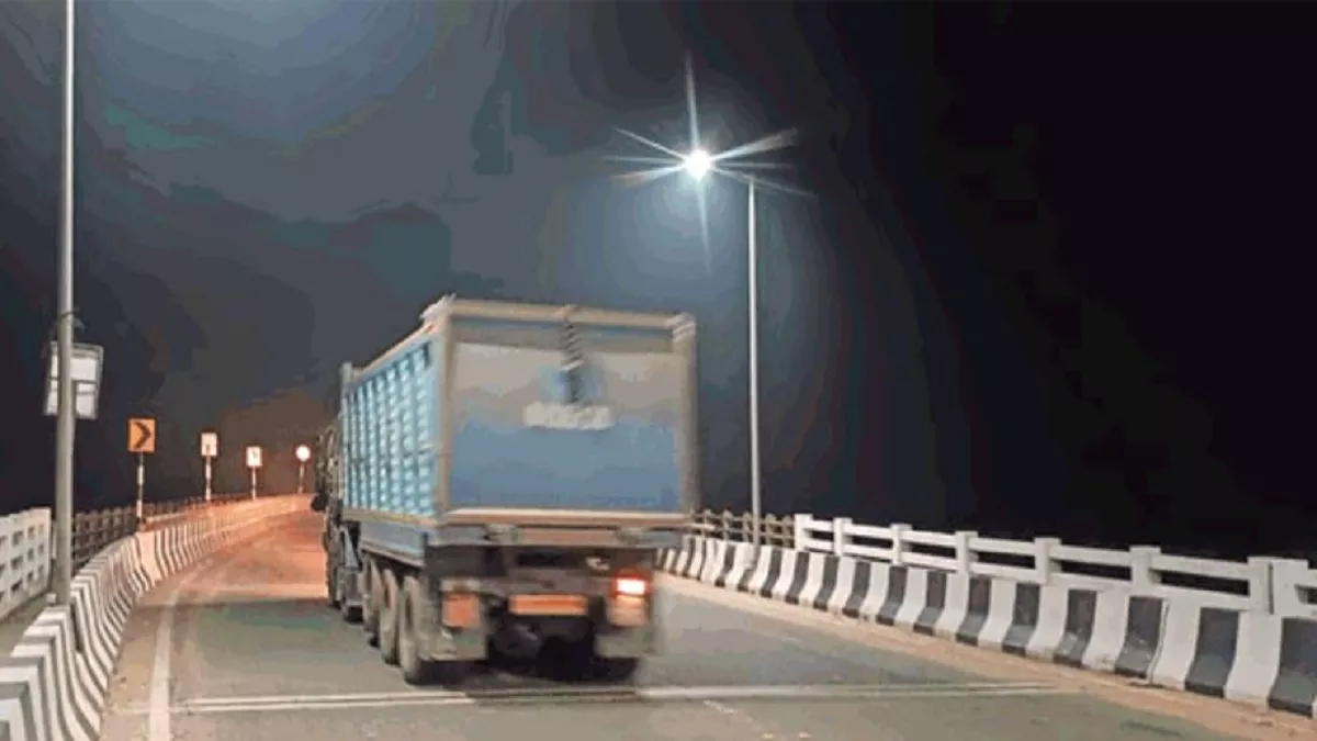 Bihar News: सर्द रात में अवैध कमाई से गर्म होती हैं जेबें,  शाम ढलते ही बालू लदे ओवरलोड ट्रकों को मिल रही रफ्तार