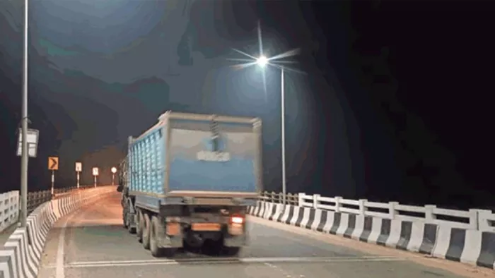 रात में एप्रोच पथ से गुजरता गिट्टी लदा ट्रक। जागरण