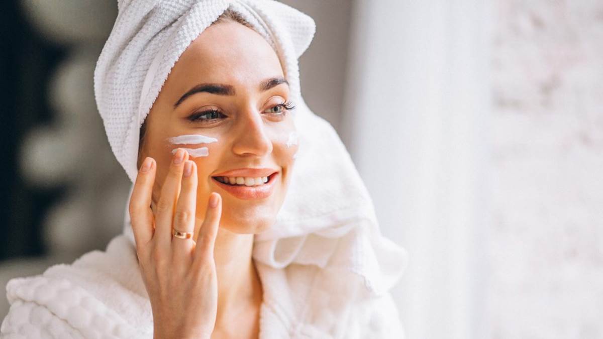 चेहरा रहता है मुरझा हुआ? ये Face Moisturizer For Winter दिखाएंगे कमाल-सोने की तरह बढ़ेगी चमक और दिखेंगी जवां