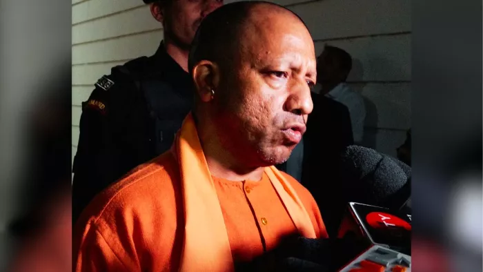 एनेक्सी भवन में मीडिया से बात करते हुए मुख्यमंत्री योगी आदित्यनाथ। जागरण