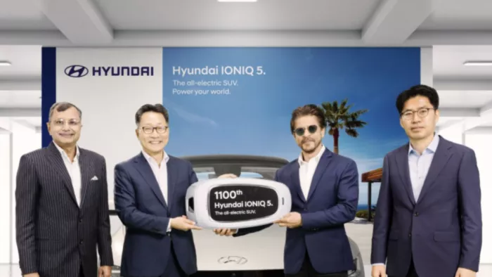 Hyundai ने Shah Rukh Khan को Ioniq 5 डिलीवर की है।