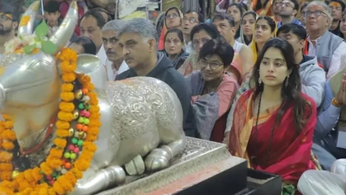 जाह्नवी कपूर रूमर्ड ब्वॉयफ्रेंड शिखर पहाड़िया के साथ गईं महाकालेश्वर मंदिर। फोटो क्रेडिट- ट्विटर