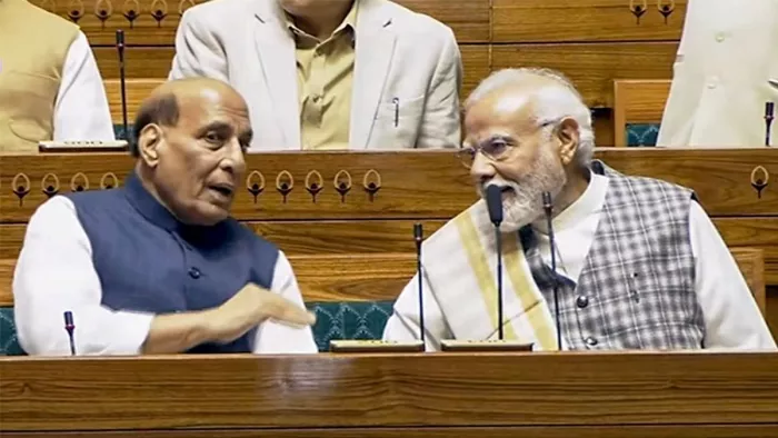 रक्षा मंत्री राजनाथ सिंह (बाएं) और प्रधानमंत्री नरेन्द्र मोद (दाएं) (फोटो: एएनआई)