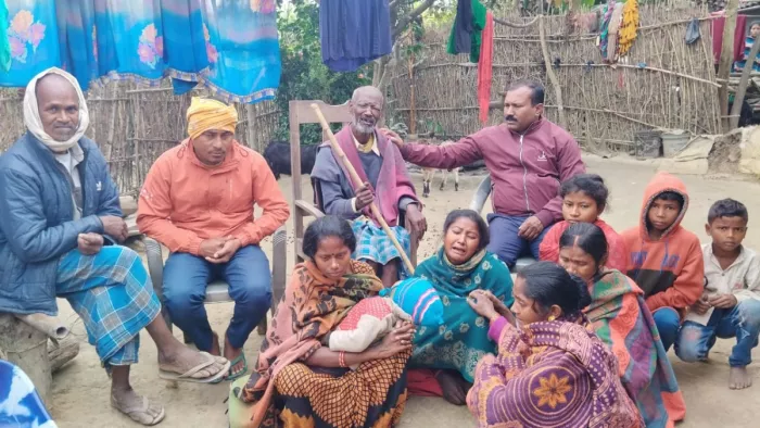 रोते बिलखते मृत महिला के स्वजन। सौ. ग्रामीण