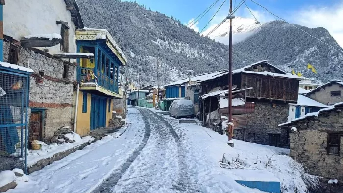 नीती घाटी में लगातार बर्फबारी होने से बढ़ी ठंड