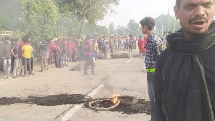 घटनास्थल के पास सड़क जाम करते ग्रामीण