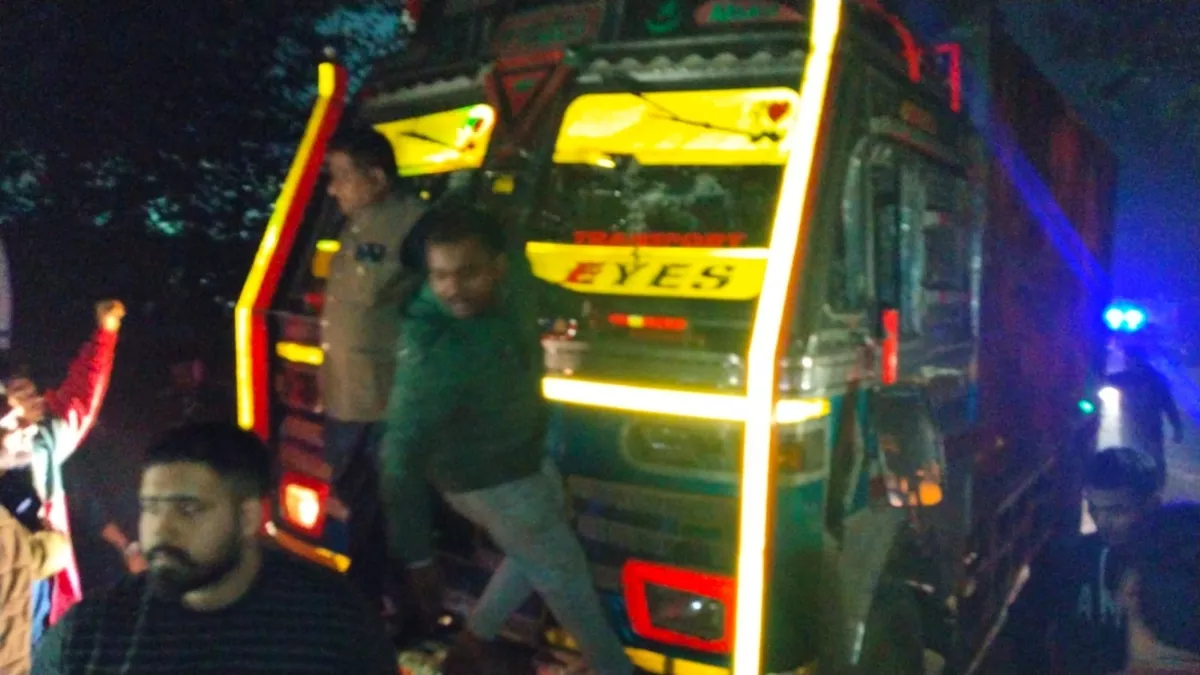 Jalandhar News: गोमांस ले जा रहे ट्रक को हिंदू संगठनों ने पकड़ा, तीन युवकों को काबू कर किया पुलिस के हवाले