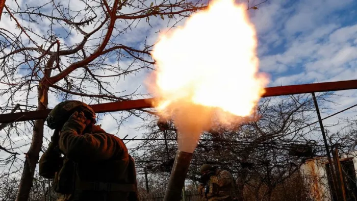 Russia Ukraine War: रूस ने यूक्रेन के खेरसॉन पर फिर किया हमला, आवासीय इमारत को बनाया निशाना (फोटो रायटर)