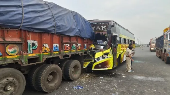 Odisha Road Accident: जाजपुर में भीषण सड़क हादसा, बस ने खड़े ट्रक में मारी जोरदार टक्कर; दस यात्री घायल