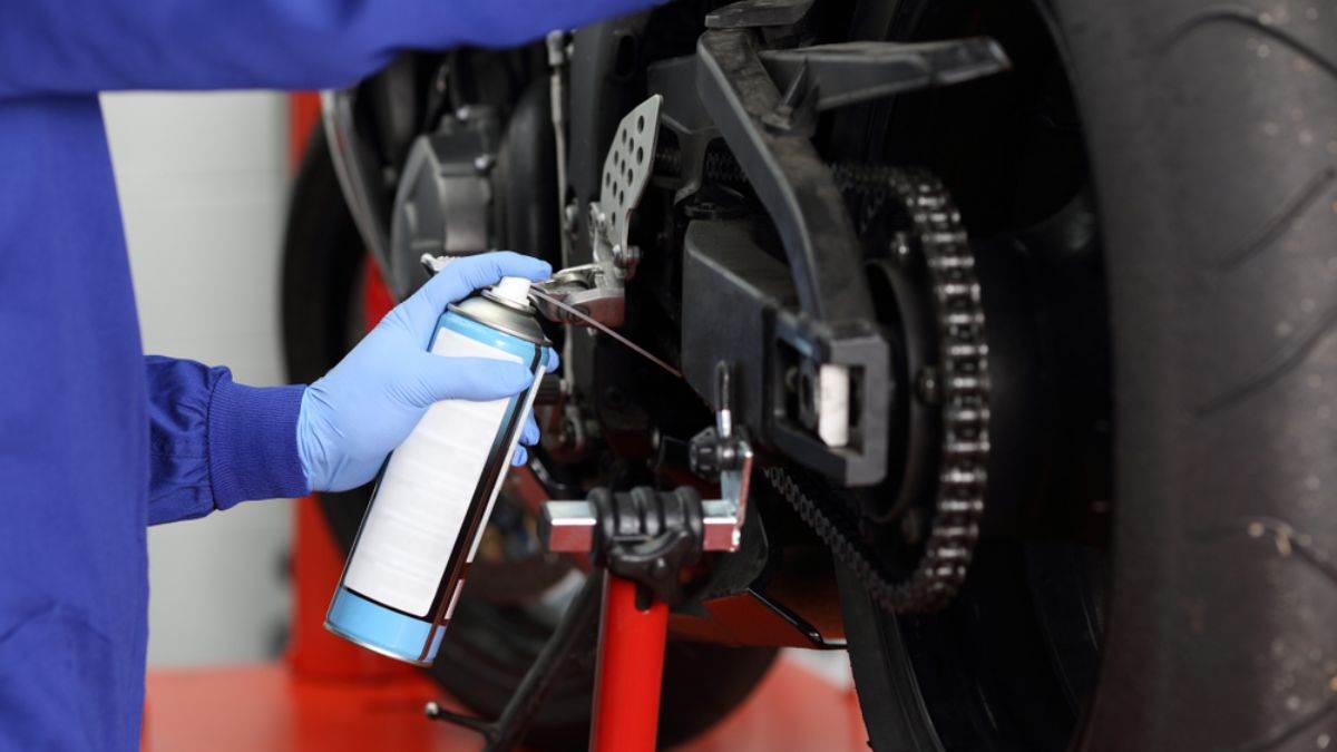https://www.jagranimages.com/images/newimg/04122024/04_12_2024-_bike_chain_lubricant_23841703.jpg