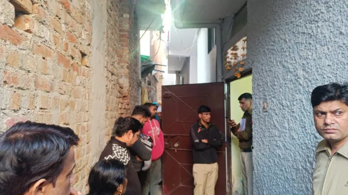 वारदात वाले घर के बाहर जमा स्थानीय लोग। फोटो- जागरण