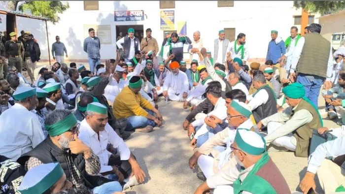 टप्पल थाने पर लगातार बढ़ती जा रही है किसानों की संख्या
