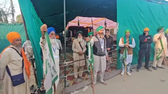 खनौरी ब\र्डर पर जगजीत सिंह डल्लेवाल के मंच के समीप तैनात किसान वलंटियर। (फोटो- जागरण)