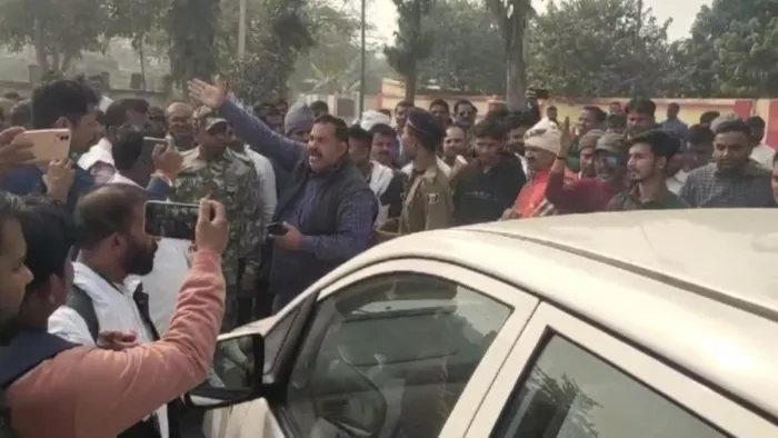 कुढ़नी सीओ के आवास पर छापेमारी कर बाहर निकल रही विजिलेंस टीम का घेराव करते स्थानीय लोग । lजागरण