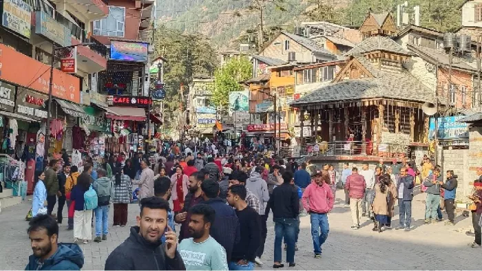 पर्यटन नगरी मनाली के मॉल रोड में चहलकदमी करते पर्यटक