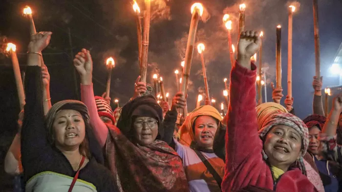 एक दिसंबर को इंफाल पश्चिम में मशाल के साथ प्रदर्शन में हिस्सा लेतीं महिलाएं। (फोटो- पीटीआई)