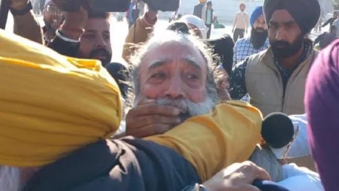 सुखबीर बादल पर गोली चलाने वाले आरोपित को पकड़ कर ले जाते हुए पुलिसकर्मी