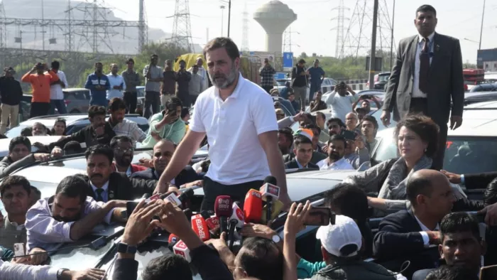 गाजीपुर बॉर्डर पर रोका गया राहुल गांधी का काफिला।