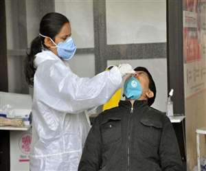 Omicron Outbreak: देश में ओमिक्रोन के मामलों की कुल संख्या हुई 2135, महाराष्ट्र और दिल्ली में बुरा हाल