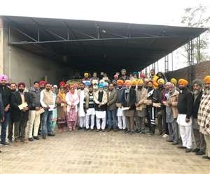 सिधवांबेट में चेक बांटते हुए पूर्व मंत्री मलकीत सिंह दाखा, जिला प्रधान करणजीत सिंह गालिब सोनी तथा अन्य।