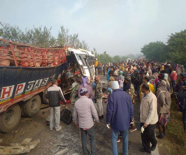दुर्घटना के बाद घटनास्थल पर जुटे लोग।
