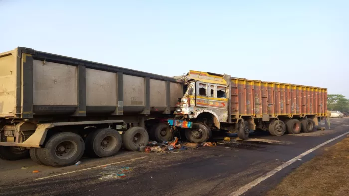आमने-सामने से आ रहे दोनों ट्रक आपस में भिड़े