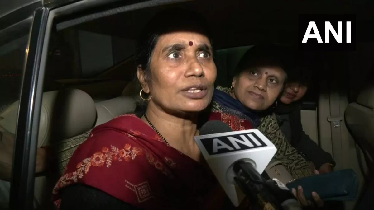 Delhi Kanjhawala Case: अंजलि और निर्भया की मां की हुई मुलाकात, आरोपितों को सख्त सजा देने की उठी मांग