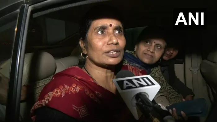 जलि के स्वजन से मिलने के लिए दिल्ली व दिल्ली के बाहर से भी लोग पहुंच रहे हैं।