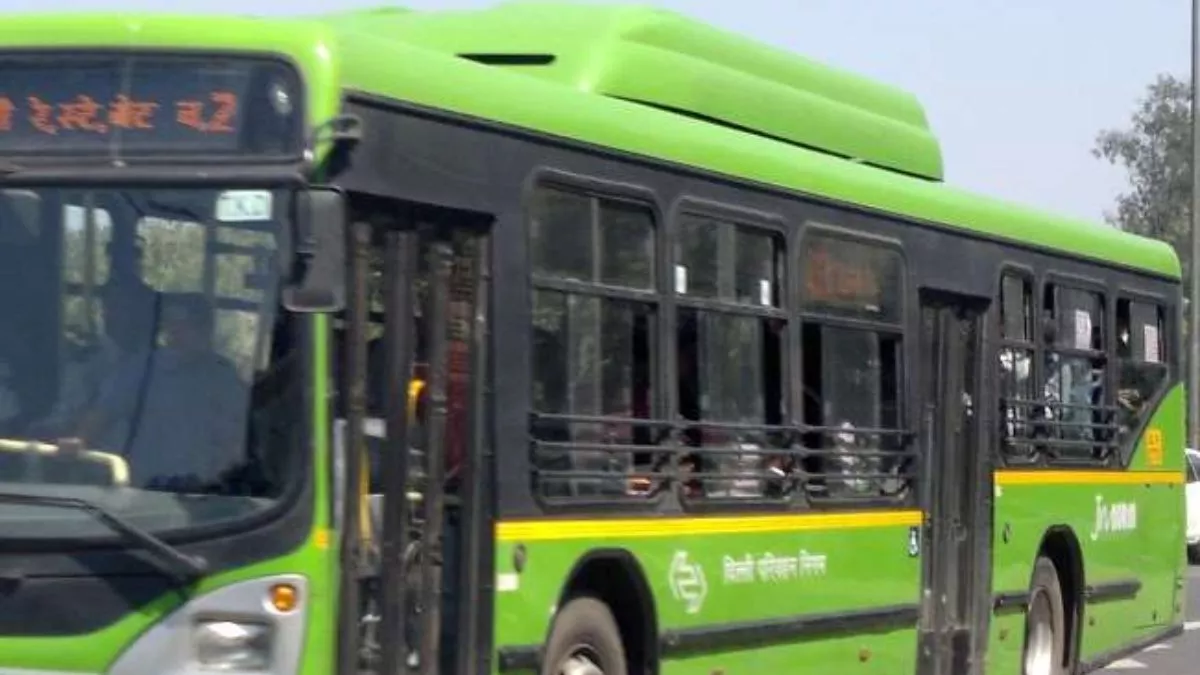 Delhi News: डीटीसी की बस में लड़की के सामने शख्स ने की गंदी हरकत, शोर मचाने  पर मार्शल ने धर दबोचा - Man allegedly masturbates next to girl on DTC bus in
