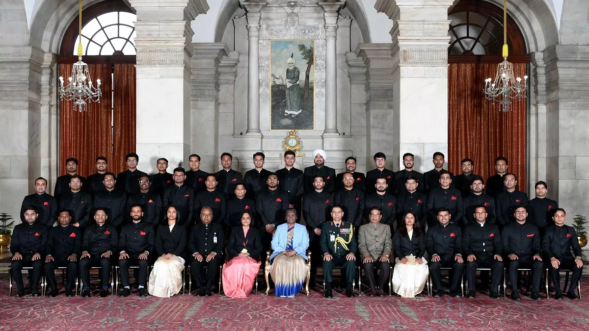 राष्ट्रपति द्रौपदी मुर्मू ने मिलिट्री इंजीनियर सर्विसेस के अधिकारियों को संबोधित किया फोटो: @rashtrapatibhvn
