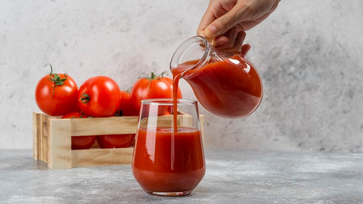 Tomatoes Skin Benefits बढ़ती उम्र में भी आपको जवां रखेगा टमाटर का जूस