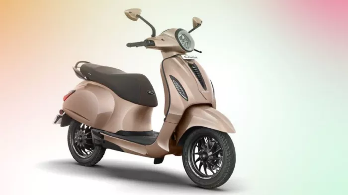 2024 Bajaj Chetak को 1.35 लाख रुपये की शुरुआती कीमत पर लॉन्च किया गया है।