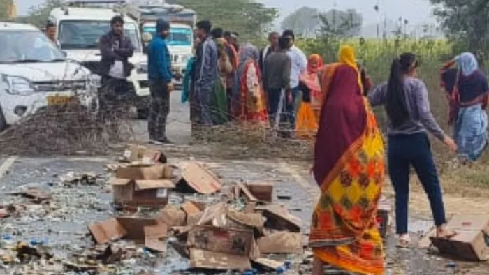 महिलाओं ने ठेके से लूटी शराब की बोतलें… हाईवे पर ले जाकर तोड़ दी।