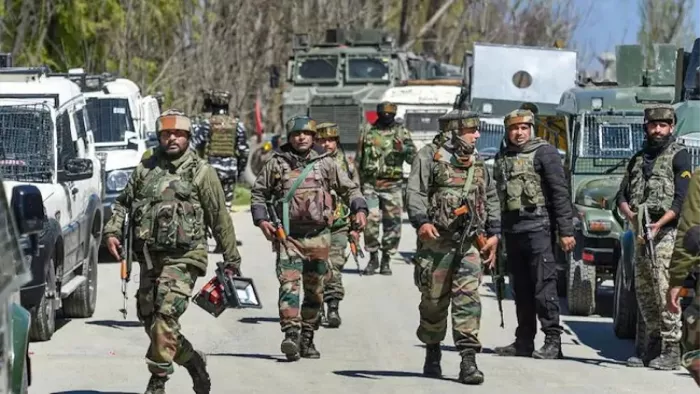 शोपियां जिले के चोटीगाम इलाके में मुठभेड़ शुरू हो गई है